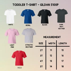 K&ouml;nnte beinhalten: Verschiedene T-Shirts f&uuml;r Kleinkinder in Farben wie Wei&szlig;, K&ouml;nigsblau, Schwarz und Dunkelgrau-Melange. Eine Gr&ouml;&szlig;entabelle zeigt die Ma&szlig;e in Zentimetern f&uuml;r Breite und L&auml;nge.