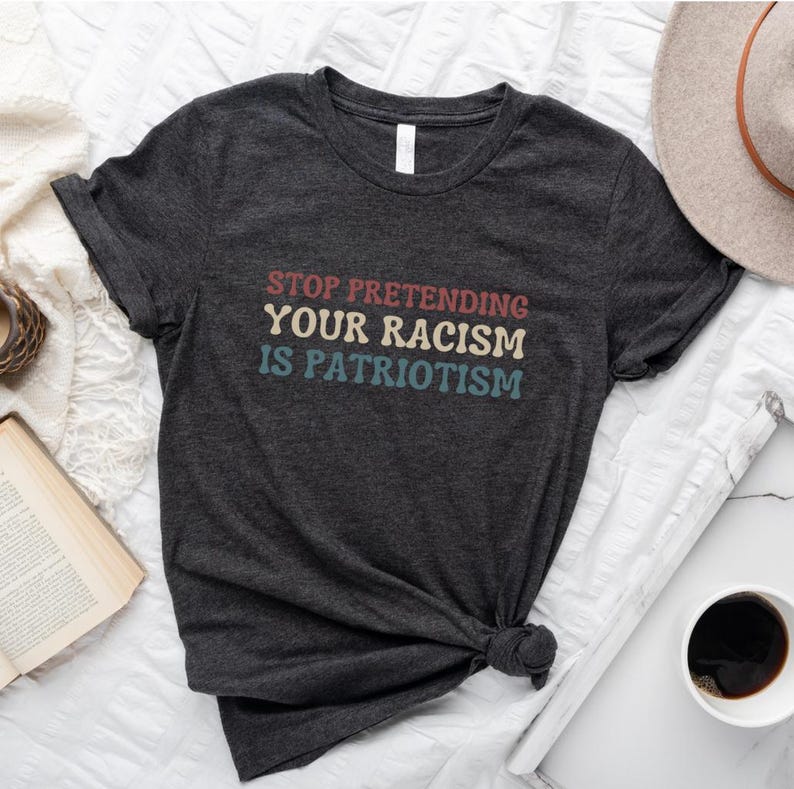 Pare de fingir que seu racismo é patriotismo, camisetas anti-Trump, camisetas liberais, camisetas ativistas, camisetas antirracistas, roupas subversivas imagem 4