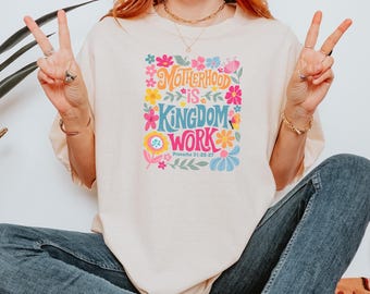 Koszula robocza Comfort Colors® Motherhood is Kingdom, koszula chrześcijańska dla mamy w kwiaty w stylu boho, koszula chrześcijańska dla mamy w stylu retro, koszula chrześcijańska na Dzień Matki