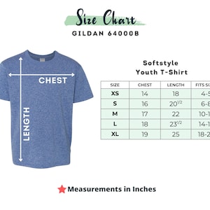 Pode incluir: Tabela de tamanhos para a camiseta juvenil Softstyle Gildan 64000B. A tabela mostra as medidas de peito e comprimento em polegadas para os tamanhos XS, S, M, L e XL. Tamb&eacute;m s&atilde;o indicados os intervalos de idade correspondentes.