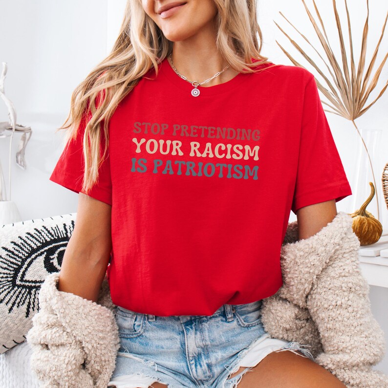 Pare de fingir que seu racismo é patriotismo, camisetas anti-Trump, camisetas liberais, camisetas ativistas, camisetas antirracistas, roupas subversivas imagem 5
