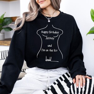 K&ouml;nnte beinhalten: Schwarzes Sweatshirt mit wei&szlig;em Text und einer K&ouml;rperumrisszeichnung. Der Text lautet "Happy Birthday Jeffrey and I'm on the list" mit einer Unterschrift. L&auml;ssiger Stil.