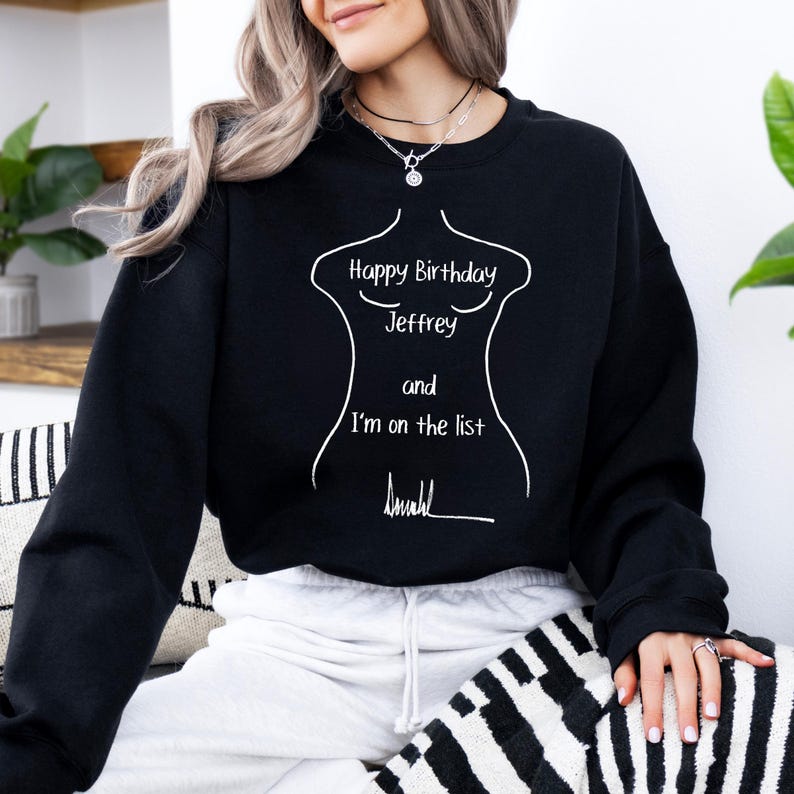 K&ouml;nnte beinhalten: Schwarzes Sweatshirt mit wei&szlig;em Text und einer K&ouml;rperumrisszeichnung. Der Text lautet "Happy Birthday Jeffrey and I'm on the list" mit einer Unterschrift. L&auml;ssiger Stil.