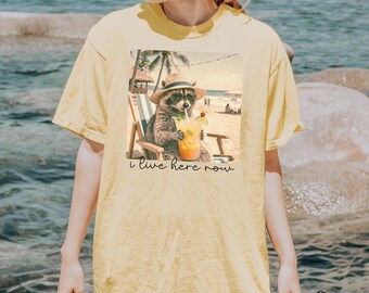 Shirt Comfort Colors® Raccoon I live Here Now, T-shirt wasbeer drinken smoothie, grappig zomerstrand-T-shirt, T-shirt zomermeisje