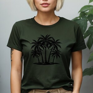 Pode incluir: Uma camiseta verde escura com uma silhueta preta de palmeiras na frente.