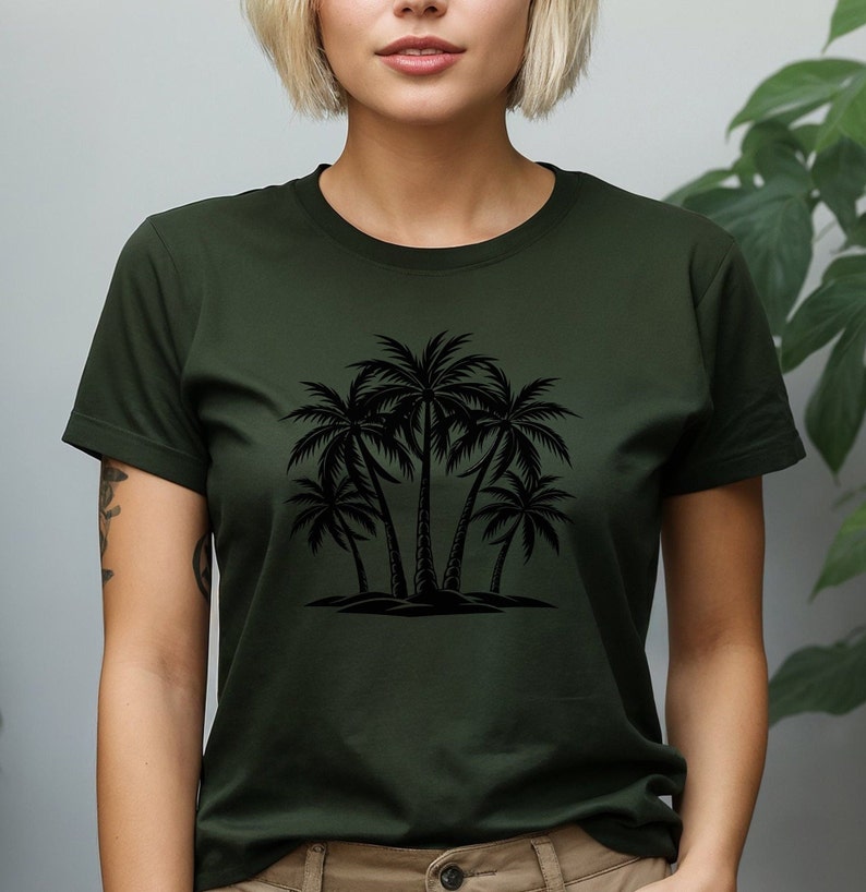 Pode incluir: Uma camiseta verde escura com uma silhueta preta de palmeiras na frente.