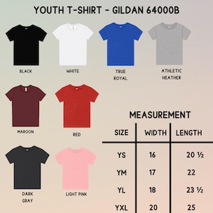 K&ouml;nnte beinhalten: Eine Auswahl an Jugend-T-Shirts in verschiedenen Farben: Schwarz, Wei&szlig;, Blau, Grau, Bordeauxrot, Rot, Dunkelgrau und Hellrosa. Ma&szlig;e sind f&uuml;r die Gr&ouml;&szlig;en YS, YM, YL und YXL angegeben, mit Breiten von 40.6 bis 50.8 cm und L&auml;ngen von 52.1 bis 63.5 cm.