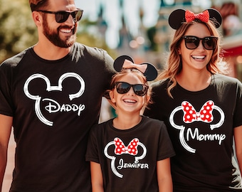 Magliette Disney coordinate per tutta la famiglia, magliette personalizzate per viaggi a Disneyland, maglietta con le orecchie di Topolino e Minnie e i relativi nomi
