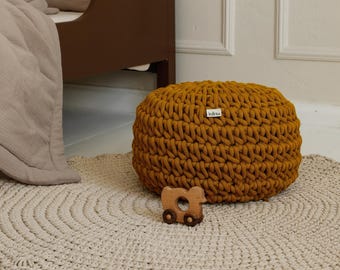 Pittig gele gehaakte poef voor de babykamer en kinderkamer – gemaakt van gerecycled katoen, wasbaar, verkrijgbaar in 3 maten en 8 aardetinten.