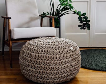 Pouf all'uncinetto color sabbia, disponibile in molti colori e tre misure - Accogliente complemento d'arredo realizzato in robusto cordoncino di cotone riciclato.