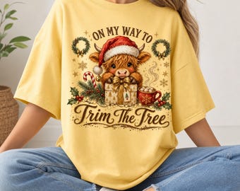 Auf dem Weg zum Weihnachtsbaumschmücken (PNG) | Weihnachtliche Hochlandrinder-Cliparts | Niedliche Kuh-Weihnachtsmütze | Sublimationsdruck für die Feiertage | Sofort-Download