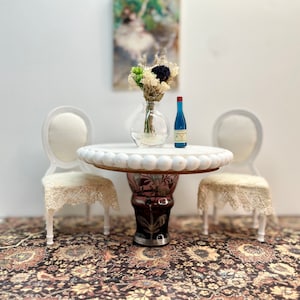 Table à manger pour maison de poupée, lot de 2 chaises, table miniature et chaises shabby chic - Vendus séparément - Meubles de maison de poupée - OOAK - 1:12
