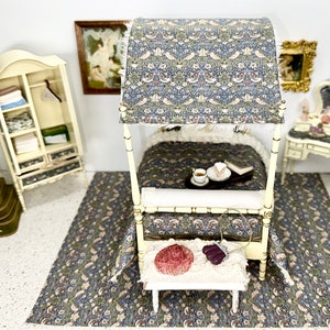 Seltene Vintage Bespaq Puppenhaus Himmelbett, Miniatur Himmelbett, William Morris Bett, Shabby Chic Puppenhaus Möbel, OOAK - 1:12