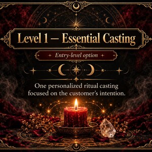 以下が含まれることがあります： Level 1 - Essential CastingおよびEntry-level optionというテキストが書かれた暗いグラフィック。その下にOne personalized ritual casting focused on the customer's intentionというテキストがあります。ボウルに入った赤いキャンドルが燃えており、そばにクリスタルが置かれています。