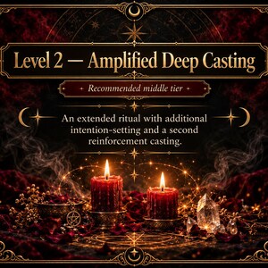 以下が含まれることがあります： Level 2 - Amplified Deep Casting、Recommended middle tier、An extended ritual with additional intention-setting and a second reinforcement castingというテキストが書かれた画像。装飾された台座の上で燃える2本の赤いキャンドル、散らばった赤い花びら、五芒星のチャームが付いた金属製のボウル、透明なクリスタルが配置されている。