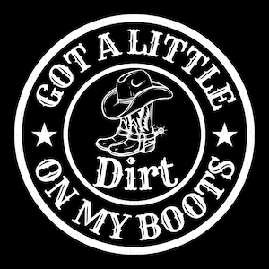 Puede incluir: Círculo blanco con el texto "Got a little dirt on my boots" y un sombrero de vaquero y botas dentro del círculo.