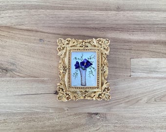 Cornice in stile vintage con bouquet floreale in miniatura dipinto a mano