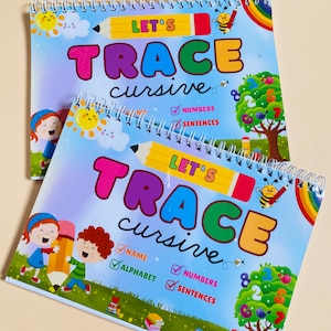 Pode incluir: Dois cadernos coloridos em espiral com o título "Let's Trace Cursive" e ilustrações de crianças segurando lápis. Os cadernos incluem seções para traçar letras, números e frases.