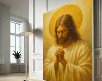 Op de afbeelding: Een groot, verticaal schilderij toont een religieuze figuur met lang bruin haar en een baard, gekleed in een wit gewaad. De figuur heeft gevouwen handen en een gouden halo. Het kunstwerk staat tegen een warme, gele achtergrond.