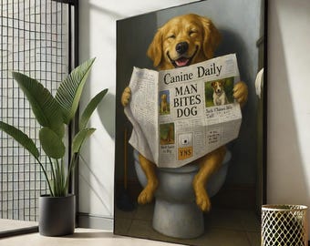 Könnte beinhalten: Ein gerahmtes Kunstwerk zeigt einen Golden Retriever, der auf einer Toilette sitzt und eine Zeitung mit dem Titel "Canine Daily" liest. Die Schlagzeile der Zeitung lautet "Man Bites Dog". Der Hund lächelt. Das Kunstwerk befindet sich in einem Raum mit einer Topfpflanze und einem dekorativen goldfarbenen Metallkorb.