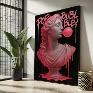 Può includere: Stampa artistica su tela incorniciata raffigurante un busto rosa di una figura classica che soffia una bolla di gomma da masticare. Le parole "POP BUBBLEY" sono scritte in rosa su sfondo nero. Gocce di vernice rosa.