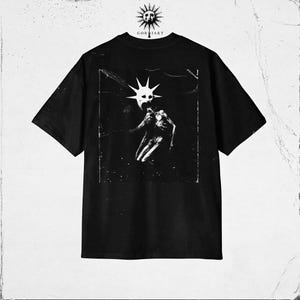 Donker surrealistisch gotisch T-shirt met print op de achterkant, horrorkunst T-shirt, grunge streetwear shirt, alternatieve kleding, uniseks zwart grafisch T-shirt