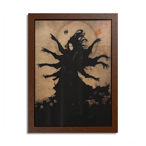 Op de afbeelding: Een ingelijste print met een zwarte illustratie van een figuur met meerdere armen, tegen een beige achtergrond met een zonachtig ontwerp. Het Japanse karakter voor "God" staat bovenaan. De lijst is donkerbruin.