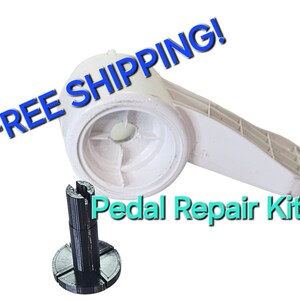 Op de afbeelding: Witte plastic pedaal reparatieset met een zwart plastic vervangend onderdeel. De set bevat een witte plastic pedaalarm en een zwart plastic vervangend onderdeel. De tekst "FREE SHIPPING!" staat in blauwe letters op de afbeelding. De tekst "Pedal Repair Kit" staat in turquoise letters op de afbeelding.