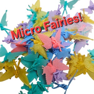 Puede incluir: Una colección de figuras de micro hadas coloridas en varios tonos de rosa, amarillo, azul y morado. El texto "Micro Fairies!" se muestra en rojo. Estas hadas en miniatura están diseñadas con alas de mariposa.