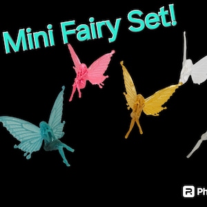Puede incluir: Un conjunto de cuatro figuritas de hadas en miniatura. Las hadas están hechas de plástico transparente y tienen alas de diferentes colores: rosa, azul, dorado y blanco. Las hadas están todas en vuelo y tienen una apariencia caprichosa y de hada. El texto "Mini Fairy Set!" es visible en la imagen.