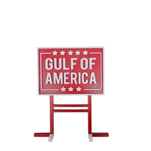 K&ouml;nnte beinhalten: Ein rotes Schild mit wei&szlig;em Text "GULF OF AMERICA" und einem wei&szlig;en Rand. Das Schild hat einen roten St&auml;nder mit wei&szlig;en F&uuml;&szlig;en. Das Schild hat f&uuml;nf Sterne &uuml;ber dem Text und drei darunter.