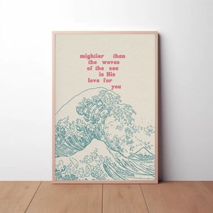 Könnte beinhalten: Ein beiger Poster mit einer blauen und weißen Illustration einer großen Welle, die gegen einen Berg kracht. Der Text "Mightier than the waves of the sea is His love for you" ist in Pink auf dem Poster gedruckt.
