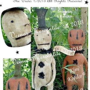 Puede incluir: Un diseño de patrón primitivo de muñeco de nieve y calabaza. La imagen presenta tres muñecos hechos a mano con caras cosidas, un muñeco de nieve con sombrero de copa y dos calabazas. El texto de la imagen dice "Veenas Mercantile Primitive Pattern".