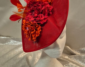 Fascinator/Hutinator in gebranntem Orange und Rot mit Blumen und Federn, Ascot-Hochzeit, Damentag, Rennen, formelle Veranstaltungen