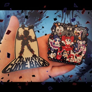 Puede incluir: Dos pegatinas coloridas con personajes de la franquicia de videojuegos Five Nights at Freddy's. La primera pegatina presenta un personaje animatrónico marrón con el texto "I Always Come Back". La segunda pegatina presenta un grupo de personajes animatrónicos con el texto "Sister Location".