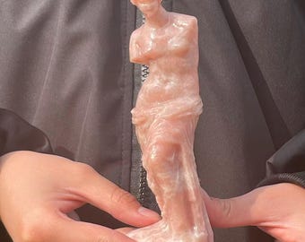 Vénus en cristal de quartz opale rose sculpté à la main de 6 po., décor de pierres de guérison