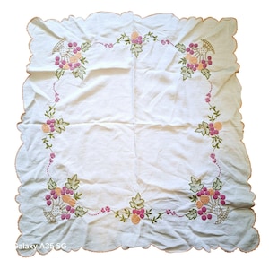 Vintage gestickte florale Tischdecke mit Bogenkante 76 x 84 cm
