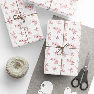 Elegante carta da regalo floreale rossa e bianca disponibile in 3 misure, finitura opaca o lucida, perfetta per matrimoni, compleanni e occasioni speciali.