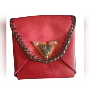 Cartera trenzada de cuero rojo hecha a mano