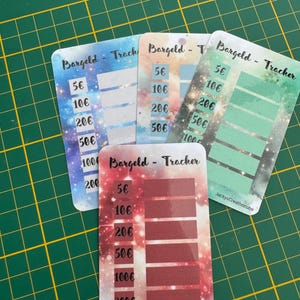 Könnte beinhalten: Vier farbige, druckbare Bargeld-Tracker-Blätter mit einem Galaxie-, Aquarell- und rotem Marmorhintergrund. Jedes Blatt trägt den Titel "Bargeld - Tracker" und listet Beträge in Euro auf: 5, 10, 20, 50, 100 und 200.