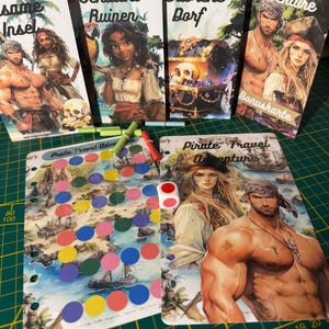 Könnte beinhalten: Ein Spielbrett mit einem bunten Spielweg und einem Piraten-Thema. Das Brett ist umgeben von Karten mit Illustrationen von Piraten und Text in deutscher Sprache. Der Text auf den Karten beinhaltet "Die Schloss Schlucht Ruinen", "Das verlorene Dorf" und "Pirate Travel Adventure".