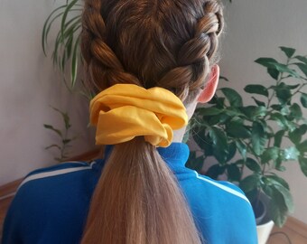 Gelber Scrunchie. Geschenkidee