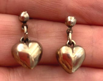 Vintage kleine zilverkleurige hangoorbellen met gezwollen hart