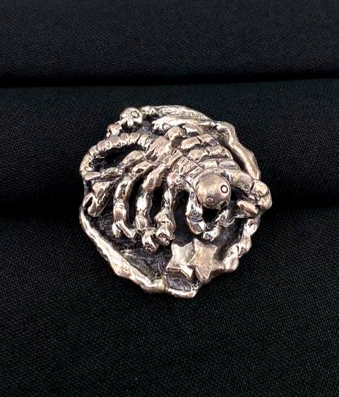 Spilla Vintage A Forma Di Scorpione Con Rosa - Accessorio Uomo In Lega Dorata