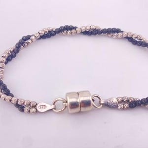 Gefacetteerde armband van zwarte steen en sterlingzilver