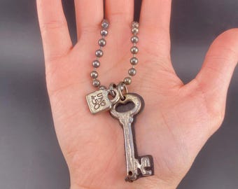 Collar con colgante de llave y candado vintage Uno de 50