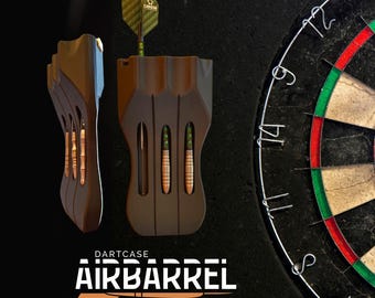 Może przedstawiać: Brązowe etui na rzutki z napisem "DARTCASE AIRBARREL" i rzutką ze skrzydłem w kolorze zielono-żółtym. Etui ma szczeliny na rzutki i znajduje się obok tarczy do gry w rzutki.
