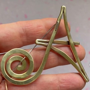 Spersonalizowana broszka z pojedynczą inicjał