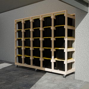 Könnte beinhalten: Ein Holzregal mit mehreren schwarzen Aufbewahrungsbehältern. Das Regal ist auf Rollen und hat eine natürliche Holzoptik.