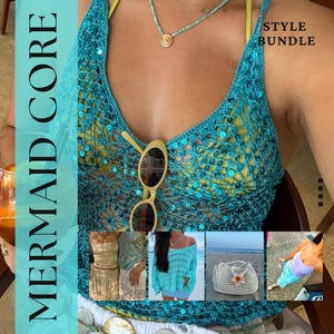 Op de afbeelding: Een turquoise gehaakte top met pailletten, gecombineerd met een zonnebril en een ketting. De afbeelding bevat de tekst "MERMAID CORE" en "STYLE BUNDLE". Extra afbeeldingen tonen mode met een strandthema.